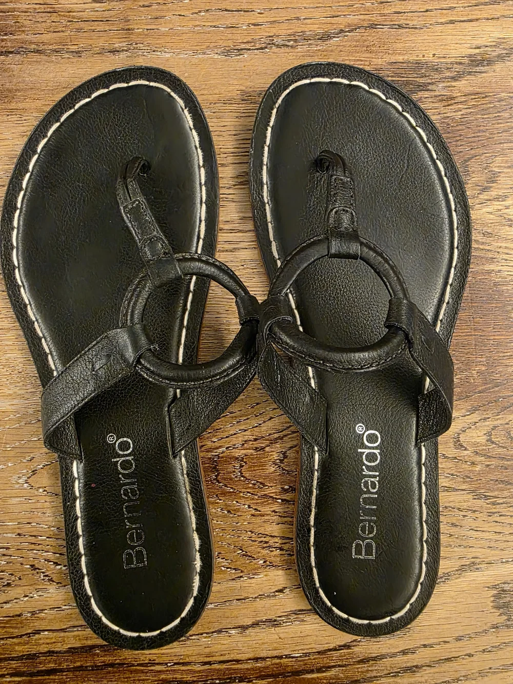 BERNARDO MIAMI BLACK LEATHER LOOP THONG SANDALS SIZE 10 M SUMMER BEACH FLATS - Picture 4 of 8